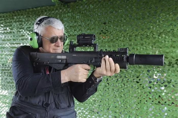 Phần báng súng cũng là vị trí để tháo đai hãm, tháo rời các bộ phận của súng ra.