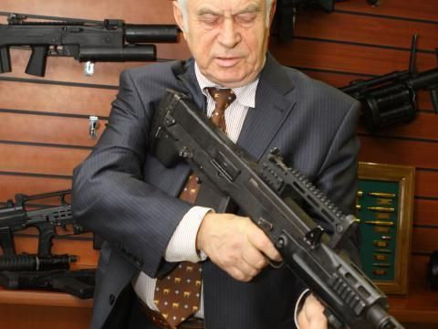 Súng có chiều dài 1.020 mm, khối lượng cơ bản khoảng 6 kg, khá dài và nặng khi so với các loại súng trường tấn công khác.