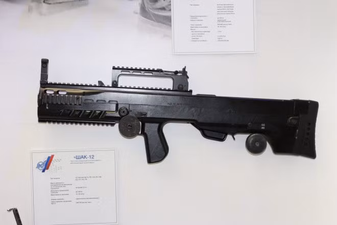 Thân trên súng trường ASh-12.7 có một quai xách tương tự như dòng M16 của Mỹ nhưng dày và chắc chắn hơn.Không chỉ để cầm nắm trong khi di chuyển mà đây còn là bộ phận để đặt thước ngắm cơ khí - điểm ruồi của súng.