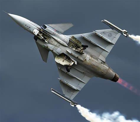 Mặc dù vậy, so với các loại chiến đấu cơ Nga phổ biến, JAS 39 vẫn thua kém hơn đôi chút do loại chiến đấu cơ Thuỵ Điển này chỉ sử dụng động cơ đơn. Động cơ này cho phép JAS 39 bay với tốc độ tối đa lên tới Mach 2 tương đương 2400 km/h nhưng lượng vũ khí nó mang theo được lại khá hạn chế. Nguồn ảnh: Pinterest.