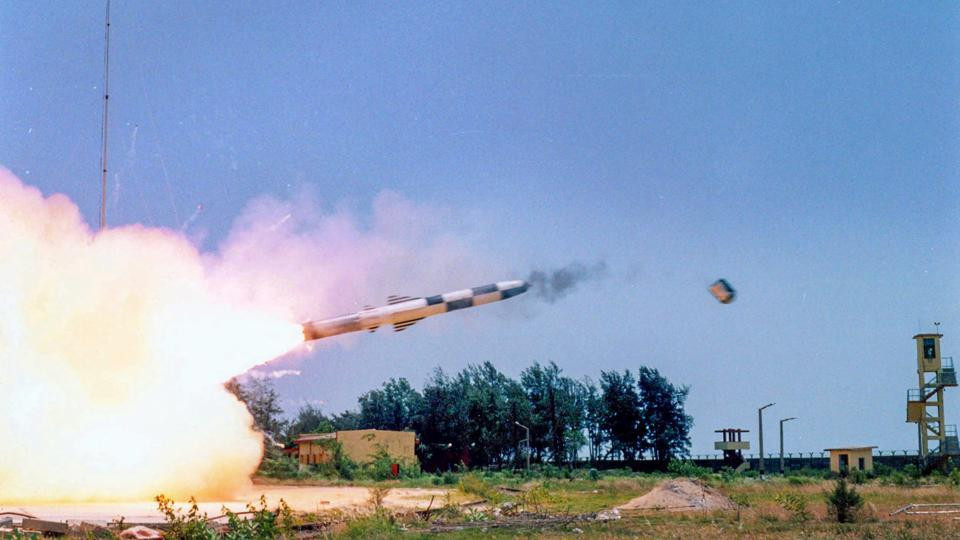 Hiện tại, tên lửa BrahMos đang là loại tên lửa thu hút được nhiều sự quan tâm bậc nhất thế giới hiện nay. Tổng cộng, tên lửa BrahMos có khả năng triển khai từ bốn cơ cấu phóng khác nhau bao gồm trên tàu chiến, trên mặt đất, trên không và từ tàu ngầm. Nguồn ảnh: Pinterest.