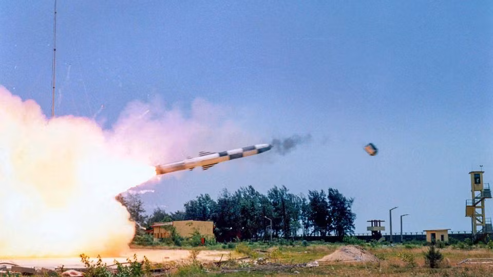 Hiện tại, tên lửa BrahMos đang là loại tên lửa thu hút được nhiều sự quan tâm bậc nhất thế giới hiện nay. Tổng cộng, tên lửa BrahMos có khả năng triển khai từ bốn cơ cấu phóng khác nhau bao gồm trên tàu chiến, trên mặt đất, trên không và từ tàu ngầm. Nguồn ảnh: Pinterest.