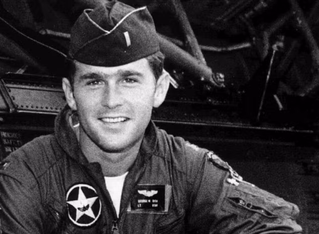 Một trong những bí ẩn từng khiến giới báo chí Mỹ tốn nhiều giấy mực đó là thời gian cựu Tổng thống Mỹ George W. Bush tham chiến ở Việt Nam. Sự việc trở thành đề tài nóng do những câu chuyện "tiền hậu bất nhất" của cựu tổng thống này khi ông tranh cử. Nguồn ảnh: Pinterest.