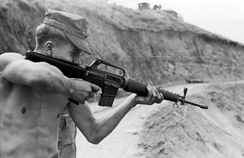 Do quá bực mình vì khẩu M16, năm 1967 Quốc hội Mỹ thậm chí đã tiến hành một cuộc điều tra diện rộng về việc tại sao M16 lại kém cỏi đến như vậy mà vẫn được quân đội Mỹ thu nạp trở thành vũ khí bộ binh chính. Nguồn ảnh: Pinterest.