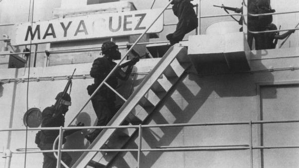 Viên chỉ huy của toán lính Mỹ thực hiện chiến dịch này đã mắc lỗi sơ đẳng đó là... quên điểm danh khi rút quân. Kết quả là ba lính Mỹ bị kẹt lại gần đảo Koh Tang. Nguồn ảnh: Pinterest.