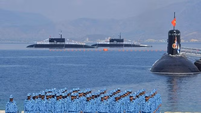 Một trong những nhược điểm lớn nhất của tàu ngầm lớp Kilo đó là vì nó có kích thước tiêu chuẩn, mớm nước sâu nên không thể hoạt động ở gần bờ. Nguồn ảnh: Baodatviet.