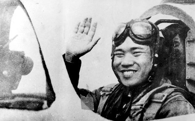 Phi công bắn hạ chiếc F-4C của Norman C. Gaddis được xác định là Ngô Đức Mai - một phi công trẻ 27 tuổi chưa đầy 300 giờ bay - nghĩa là dưới chuẩn tính giờ của phi công tiêm kích. Norman C. Gaddis nhảy dù rơi xuống ngay đầu sân bay Hoà Lạc, giơ tay đầu hàng khi thấy hàng trăm người cầm súng ống, gậy gộc tiến về phía mình. Nguồn ảnh: TL.