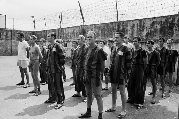 Norman C. Gaddis là một trong những phi công Mỹ bị ngồi tù ở Việt Nam lâu nhất. Trong suốt thời gian ngồi tại nhà tù Hoả Lò, Norman C. Gaddis đã tiếp xúc với nhiều phi công tù binh như mình, học hỏi được rất nhiều điều từ lối đánh của Không quân Việt Nam qua chính những người may mắn thoát chết khi đối đầu với lối đánh này. Nguồn ảnh: TL.