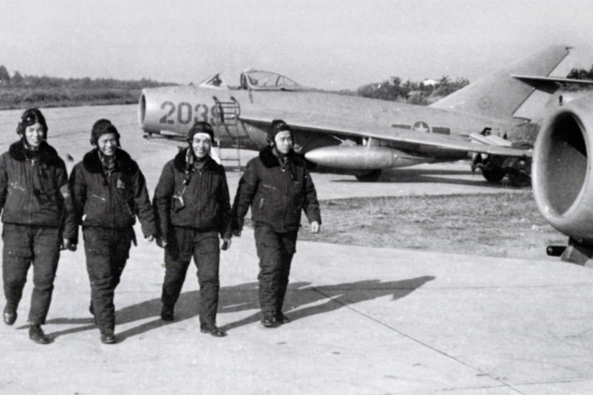 Khi được đưa đến nhà tù Hoả Lò - nơi được phi công Mỹ mệnh danh là Hiltol Hà Nội, Norman C. Gaddis đã khẩn khoản xin được gặp người phi công đã bắn hạ mình. Trớ trêu thay, vị Hiệu trưởng Trường Sĩ quan tham mưu Không quân Mỹ giờ đây lại chăm chú ngồi nghe phi công Ngô Đức Mai khi đó mới 27 tuổi giảng giải về phương pháp đánh cự ly gần của phi công Việt Nam. Nguồn ảnh: TL.