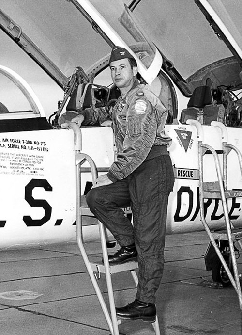 Thậm chí, vị "chuyên gia diệt MiG" này trước khi sang Việt Nam còn tuyên bố thẳng thừng rằng các phi công của Mỹ ở Việt Nam quá kém do không biết khai thác điểm yếu của phi cơ MiG, không tận dụng được triệt để điểm mạnh của phi cơ F-4 hay F-105 nên mới bị bắn hạ. Nguồn ảnh: USAF.