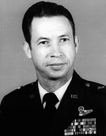 Phi công Đại tá Norman C. Gaddis được Mỹ cử tới Việt Nam năm 1966 để tìm cách giải đáp ẩn số MiG-17 của Không quân Việt Nam. Trước khi sang Việt Nam, ông là giáo viên dy phi công của Mỹ, có 20 năm kinh nghiệm và... 4200 giờ bay. Nguồn ảnh: USAF.