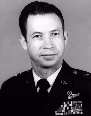 Phi công Đại tá Norman C. Gaddis được Mỹ cử tới Việt Nam năm 1966 để tìm cách giải đáp ẩn số MiG-17 của Không quân Việt Nam. Trước khi sang Việt Nam, ông là giáo viên dy phi công của Mỹ, có 20 năm kinh nghiệm và... 4200 giờ bay. Nguồn ảnh: USAF.
