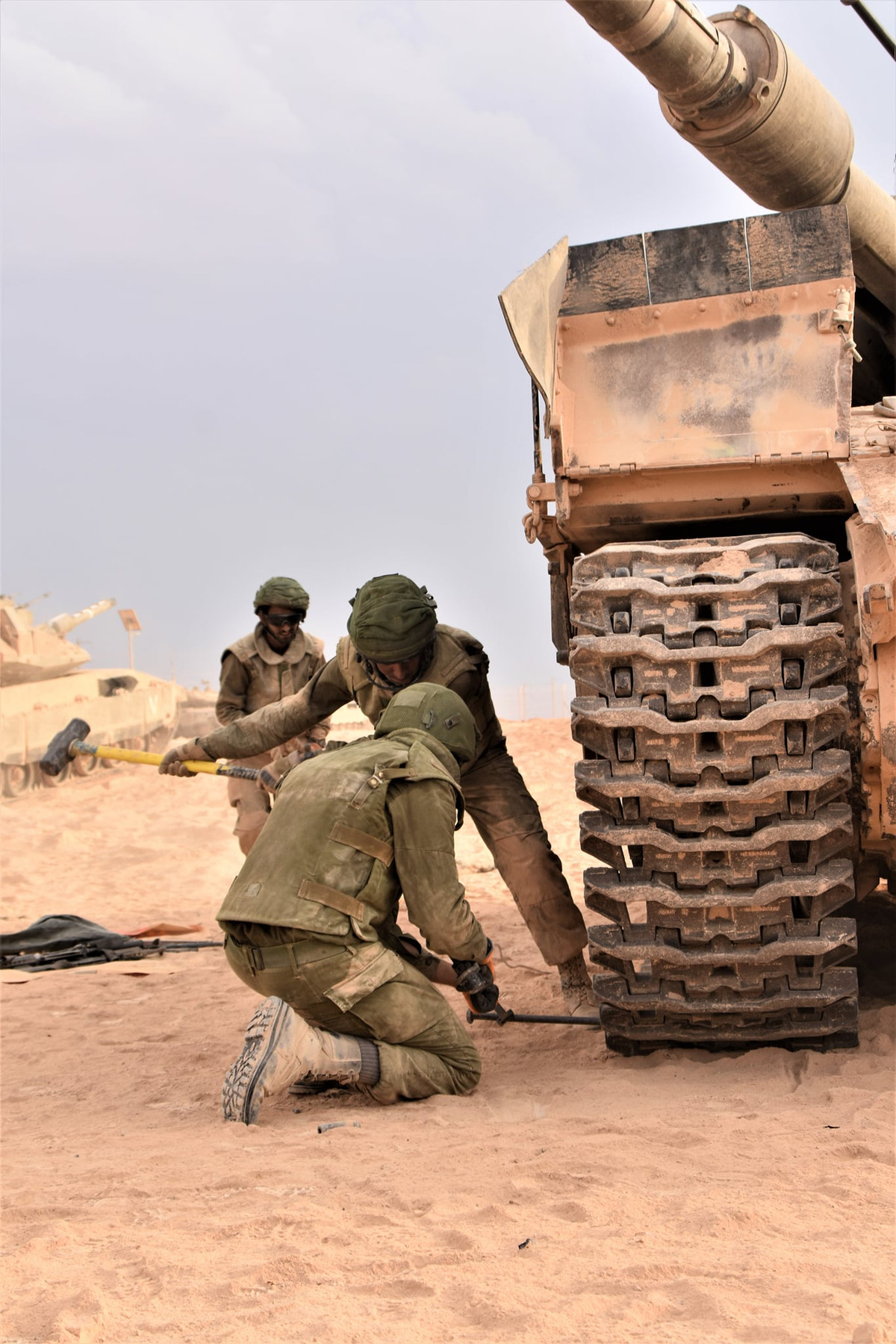 Trên chiến trường, khi các xe tăng khác nhận tin một xe tăng trong đội hình bị đứt xích, nhiệm vụ của các xe tăng còn lại sẽ là giải toả áp lực cho đồng đội để họ có thể sửa chữa xe tăng càng nhanh càng tốt. Nguồn ảnh: Tanker.