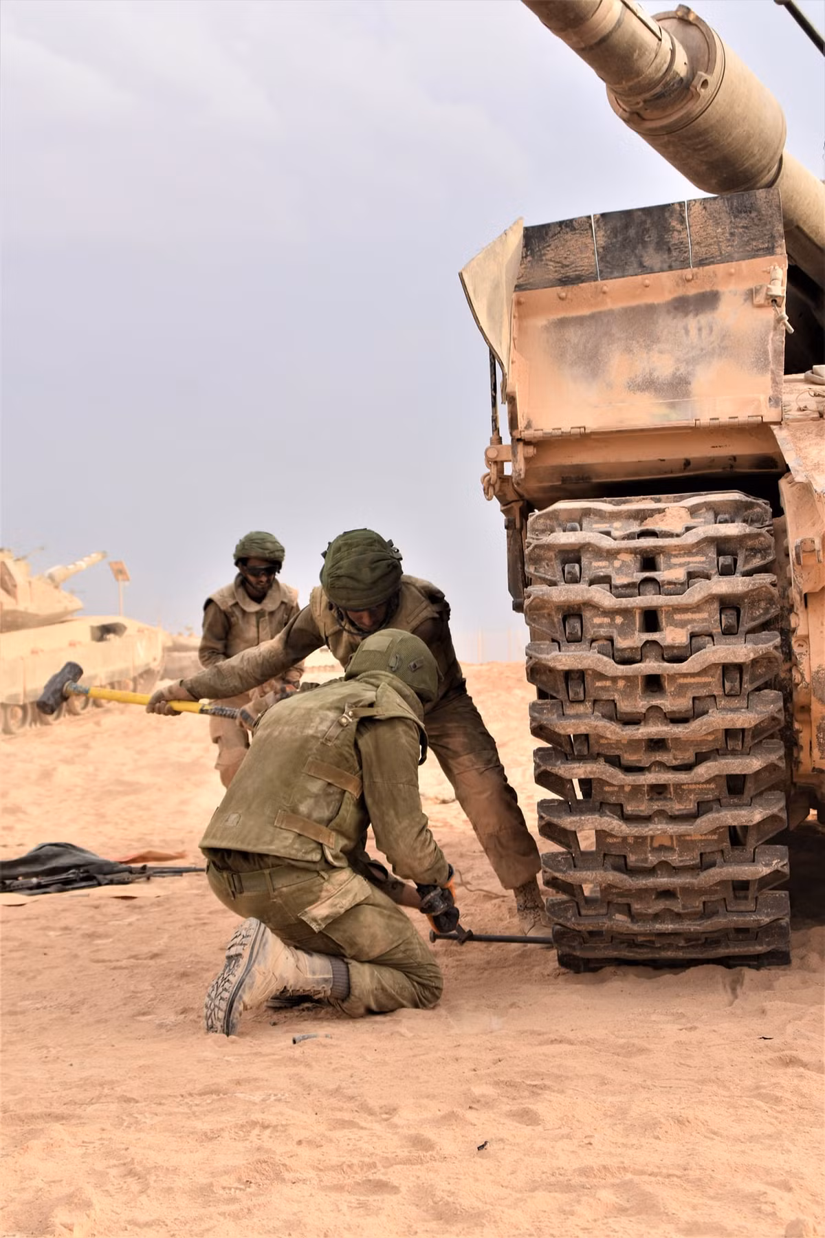 Trên chiến trường, khi các xe tăng khác nhận tin một xe tăng trong đội hình bị đứt xích, nhiệm vụ của các xe tăng còn lại sẽ là giải toả áp lực cho đồng đội để họ có thể sửa chữa xe tăng càng nhanh càng tốt. Nguồn ảnh: Tanker.