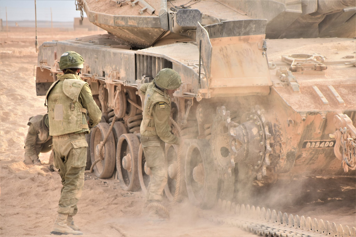 Quá trình khắc phục sự cố ở xích xe tăng có thể chỉ tốn vài chục phút tuỳ thuộc vào điều kiện trên chiến trường. Nguồn ảnh: Tanker.