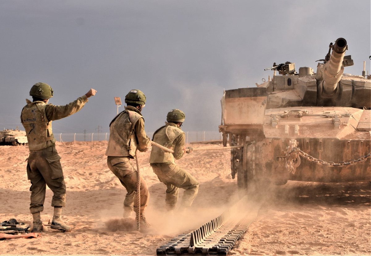 Thông thường khi bị đứt xích trên chiến trường, kíp chiến đấu phải phụ thuộc vào tình hình thực tế, xem xét xem có nên ra ngoài sửa chữa ngay không hoặc ở nguyên trong phương tiện, sử dụng xe tăng như một lô cốt cung cấp hoả lực. Nguồn ảnh: Tanker.