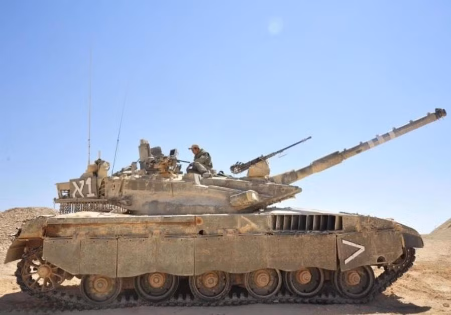 Điểm nhất quan trọng nhất của xe tăng chủ lực Merkava đó là nó có cả một khoang chứa lính ở phía sau - giúp chở theo được tối đa 6 lính với đầy đủ trang bị vũ khí. Nguồn ảnh: Tanker.