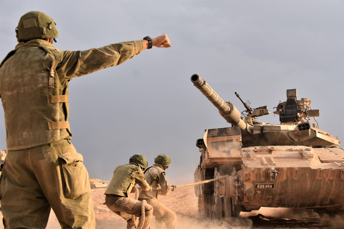 Mặc dù được coi là siêu tăng, tuy nhiên xe tăng Merkava vẫn có điểm yếu chí tử như mọi loại xe tăng khác, đó là rất dễ bị đứt xích khi dính các hoả lực mạnh từ đối phương. Nguồn ảnh: Tanker.