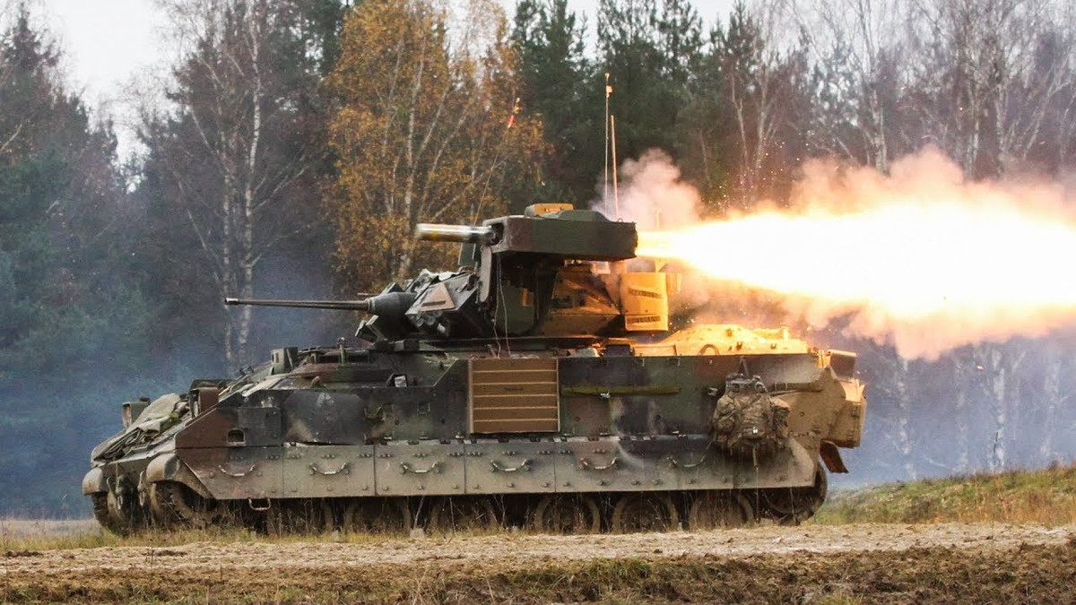 Hiện tại, trên thế giới đang có ba quốc gia sử dụng xe chiến đấu bộ binh Bradley, trong đó Mỹ sử dụng tới hơn 6000 chiếc trong biên chế. Nếu Mỹ chuyển qua sử dụng thế hệ thiết giáp mới, nhiều khả năng các quốc gia trên thế giới sẽ tiếp cận được với loại xe chiến đấu "qua sử dụng" này với giá rất rẻ. Nguồn ảnh: Defenceblog.