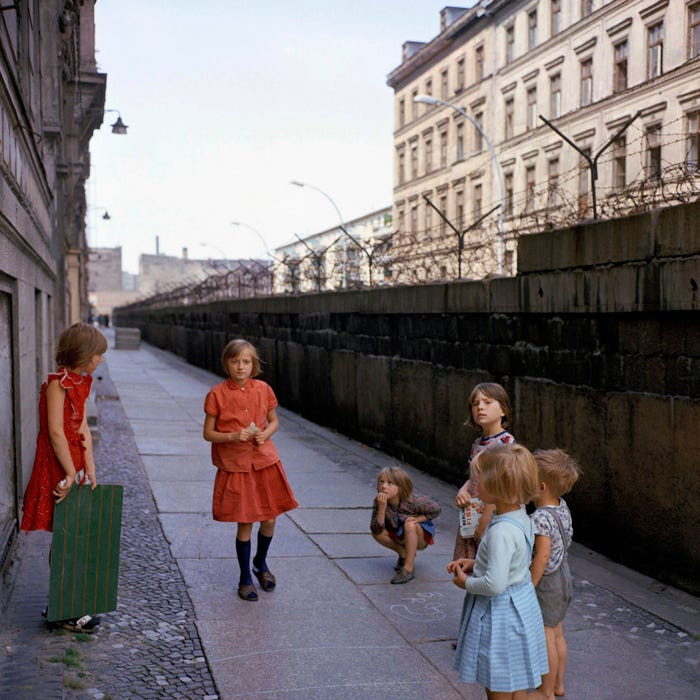 Trong khi ở Tây Đức, người dân Berlin cũng như chính quyền không quan tâm tới sự tồn tại của bức tường, trẻ em có thể ra tận chân Bức tường Berlin chơi đuổi bắt thì ở Đông Đức, cạnh bức tường là một hàng lính canh nghiêm ngặt 24 giờ mỗi ngày. Nguồn ảnh: BI.