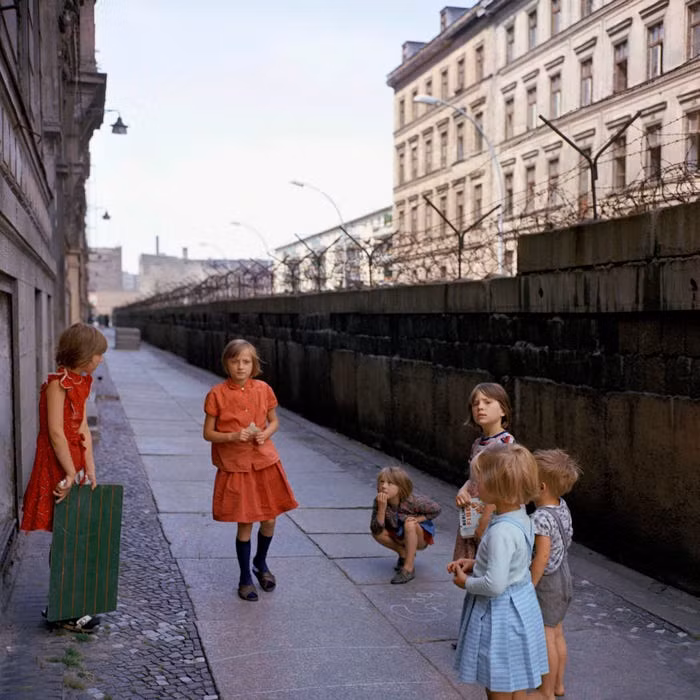 Trong khi ở Tây Đức, người dân Berlin cũng như chính quyền không quan tâm tới sự tồn tại của bức tường, trẻ em có thể ra tận chân Bức tường Berlin chơi đuổi bắt thì ở Đông Đức, cạnh bức tường là một hàng lính canh nghiêm ngặt 24 giờ mỗi ngày. Nguồn ảnh: BI.