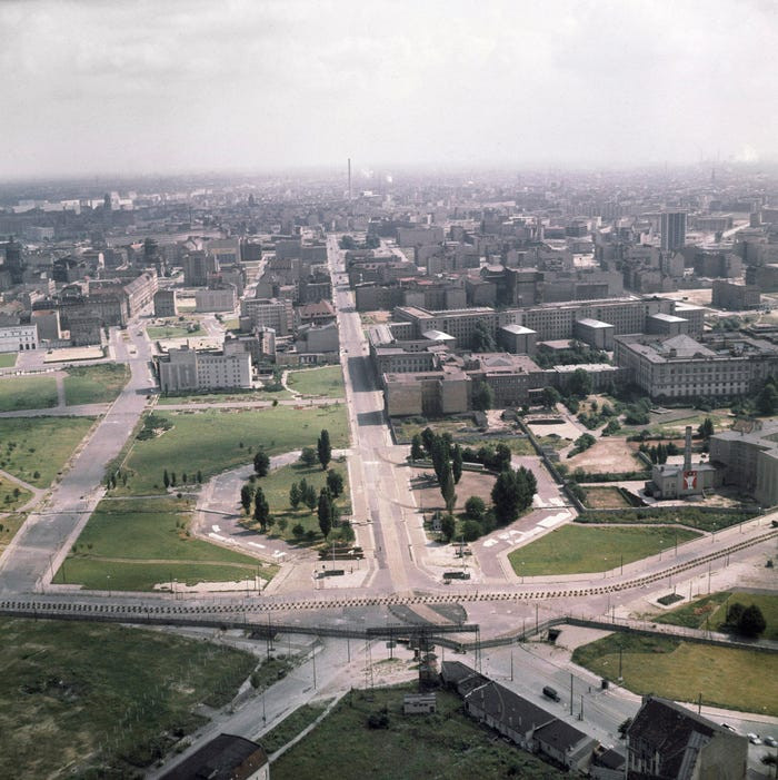 Bức tường Berlin từng được coi là biểu tượng của Chiến tranh Lạnh và là bài học đắt giá cho việc một quốc gia có chủ quyền, có lãnh thổ chịu sự kèm cặp, kiểm soát về mọi mặt của các cường quốc bên ngoài. Nguồn ảnh: BI.