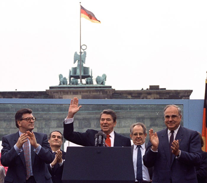 Năm 1987, Tổng thống Ronald Reagan của Mỹ đã đến thăm Bức tường Berlin và lớn tiếng thách thức nhà Lãnh đạo Liên Xô hãy "đánh xập bức tường này". Nguồn ảnh: BI.