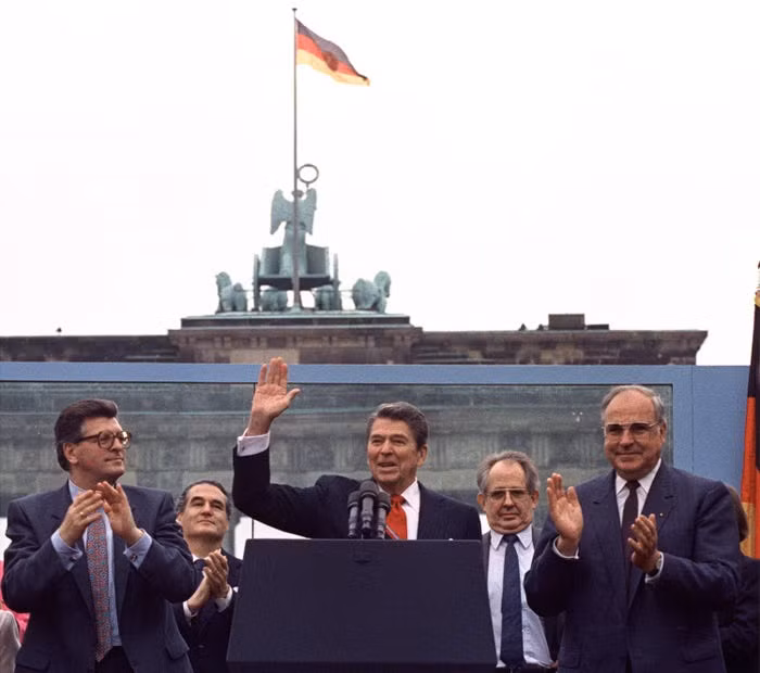 Năm 1987, Tổng thống Ronald Reagan của Mỹ đã đến thăm Bức tường Berlin và lớn tiếng thách thức nhà Lãnh đạo Liên Xô hãy "đánh xập bức tường này". Nguồn ảnh: BI.