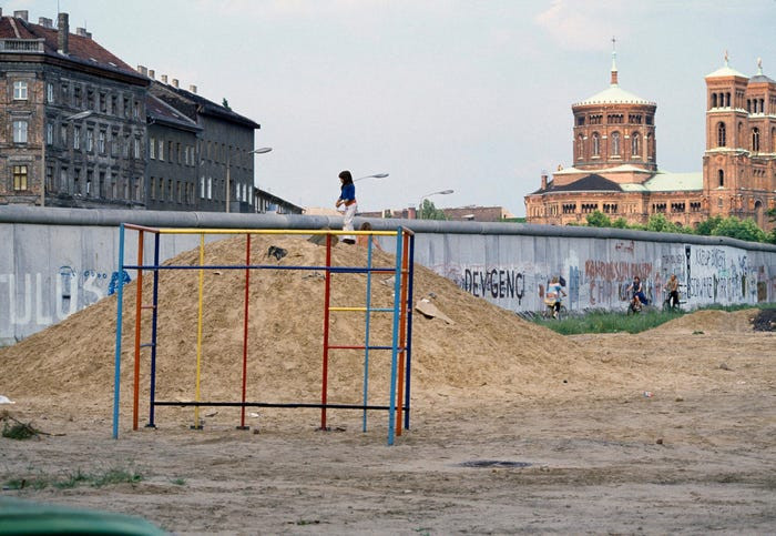 Ngoài việc là biểu tượng chia cắt nước Đức, biểu tượng của Chiến tranh Lạnh, Bức tường Berlin còn là biểu tượng của cuộc chiến ý thức hệ - cuộc chiến dai dẳng bậc nhất thế kỷ 20. Nguồn ảnh: BI.