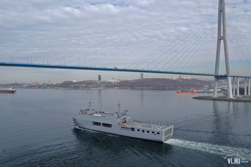 Tàu đổ bộ lớp Makassar có thiết kế theo kiểu truyền thống, trọng tải tối đa lên tưới 8400 tấn, tàu có giãn nước lớn nhất 11.300 tấn, dài 122 mét, rộng 22 mét và cao 56 mét. Được biết dự án đóng tàu UMS Moattama của Myanmar diễn ra rất bí mật. Gần như không có bất cứ một thông tin nào được hé lộ cho đến khi dự án hoàn thành và con tàu được hạ thủy. Nguồn ảnh: VLru.