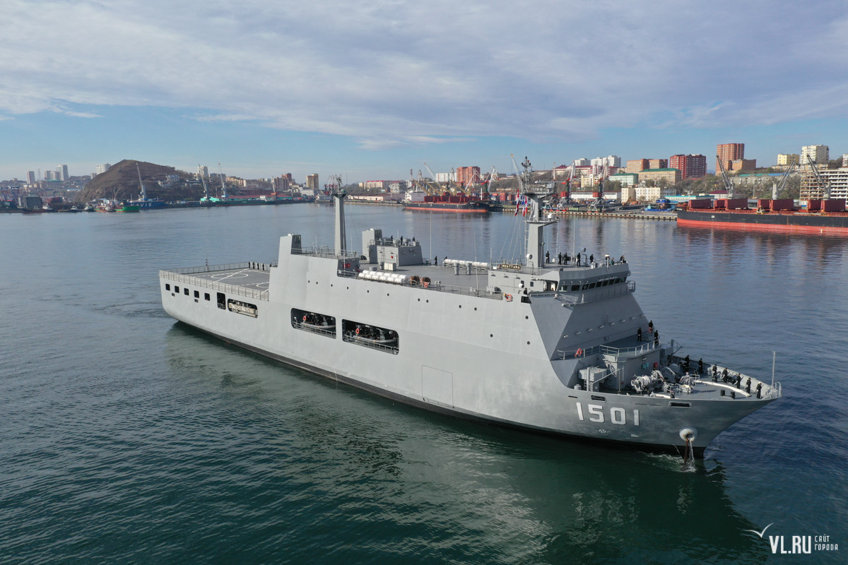 Tàu UMS Moattama mang số thân 1501 được đóng theo lớp Makassar do Hàn Quốc thiết kế và chế tạo. Đây hiện được coi là lớp tàu đổ bộ phổ biến nhất Đông Nam Á khi không chỉ Myanmar mà còn cả Indonesia và Philippines cũng sở hữu loại tàu này với số lượng lớn. Nguồn ảnh: VLru.