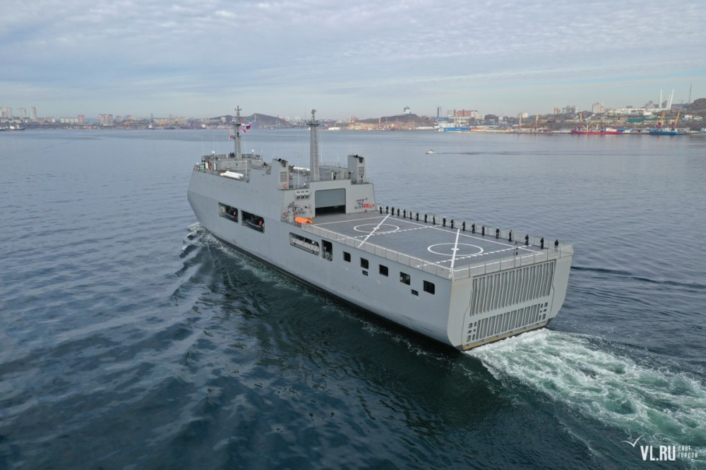 Điểm mạnh nhất của Makassar đó là nó có sàn đỗ có thể cất - hạ cánh cùng lúc tới hai trực thăng kèm theo đó là hệ thống nhà chứa máy bay. Tuy nhiên không rõ nhà chứa này có chứa được cả hai chiếc trực thăng hay không. Nguồn ảnh: VLru.