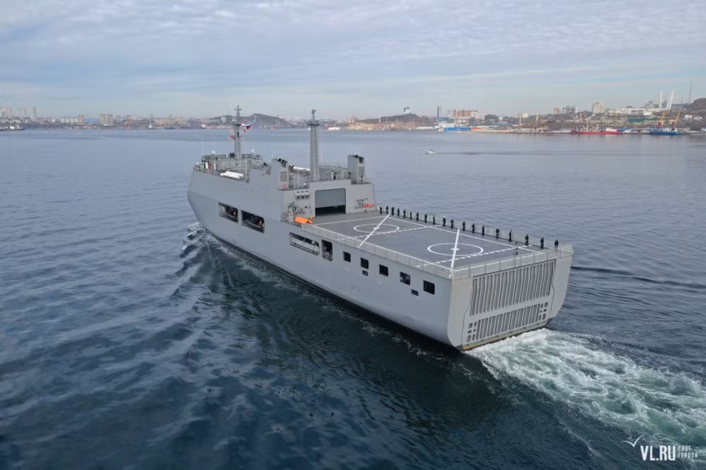 Điểm mạnh nhất của Makassar đó là nó có sàn đỗ có thể cất - hạ cánh cùng lúc tới hai trực thăng kèm theo đó là hệ thống nhà chứa máy bay. Tuy nhiên không rõ nhà chứa này có chứa được cả hai chiếc trực thăng hay không. Nguồn ảnh: VLru.