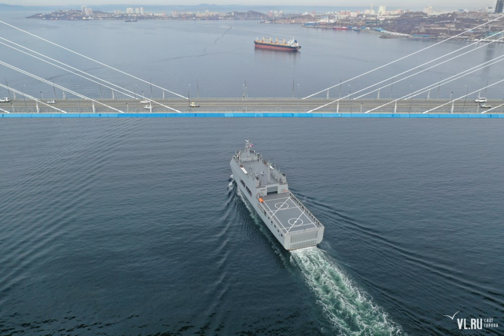 Tàu được trang bị hai động cơ đẩy do MAN B&amp;W sản xuất với công suất tổng cộng 2666 mã lực mỗi động cơ kèm theo hai trục dẫn động. Nguồn ảnh: VLru.