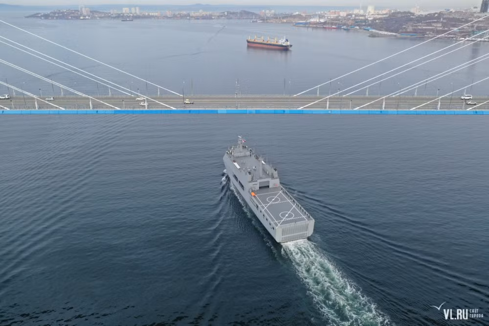 Tàu được trang bị hai động cơ đẩy do MAN B&amp;W sản xuất với công suất tổng cộng 2666 mã lực mỗi động cơ kèm theo hai trục dẫn động. Nguồn ảnh: VLru.