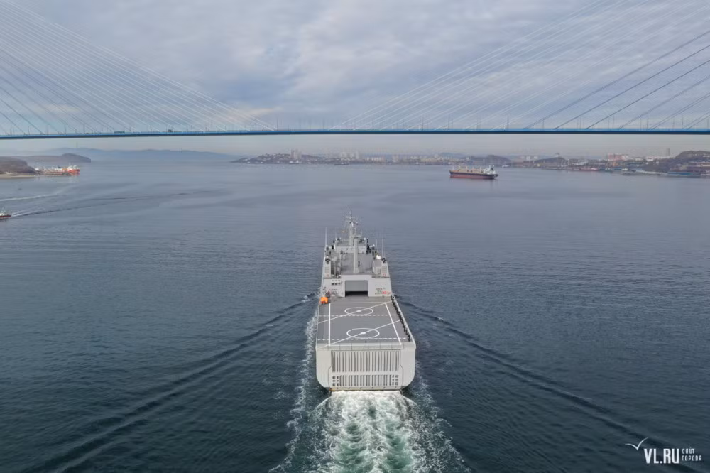 Có giá từ 37 cho tới 45 triệu USD mỗi chiếc tuỳ thời điểm đặt hàng. Hiện tại, trong biên chế của Indonesia đã có tới năm tàu loại này, Indonesia có hai tàu, Peru có hai tàu và Myanmar một tàu. Nguồn ảnh: VLru.