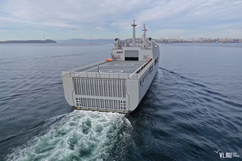 Hiện tại, Hải quân Brazil cũng đang rất quan tâm tới loại tàu đổ bộ này và trong tương lai, nhiều khả năng Brazil sẽ đổi hai tàu ngầm U209 của nước này lấy ít nhất hai tàu đổ bộ lớp Makassar. Nguồn ảnh: VLru.