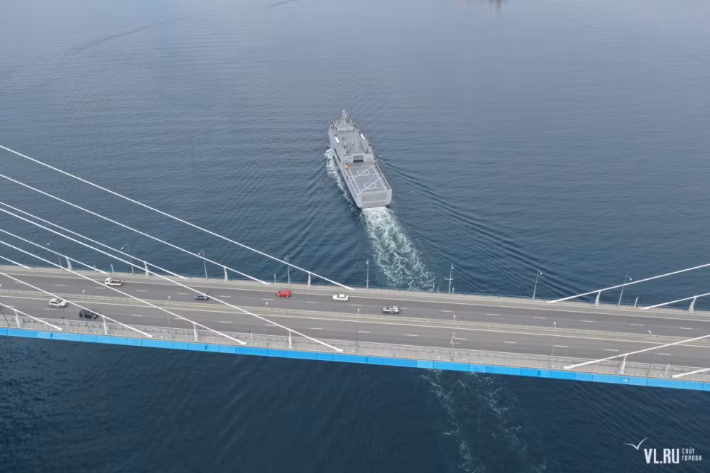 Tốc độ tối đa của các tàu đổ bộ lớp Makassar vào khoảng 16 hải lý giờ, tốc độ hành trình chỉ là 14 hải lý. Tốc độ khá chậm này khiến cho tàu Makassar khó có thể bám theo các đoàn tàu khu trục, khinh hạm chiến đấu mà bù lại, các tàu chiến đấu phải giảm tốc để đi theo bảo vệ tàu Makassar. Nguồn ảnh: VLru.