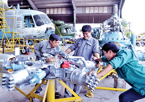 Ngoài trình độ kỹ thuật cao, tay nghề lão luyện,... lực lượng phi công bay thử, thợ kỹ thuật và kỹ sư của đơn vị cũng luôn tìm cách học hỏi, nâng cao khả năng ngoại ngữ để có thể giải quyết được các vấn đề phát sinh trong khi làm việc với đối tác nước ngoài. Nguồn ảnh: QPVN.