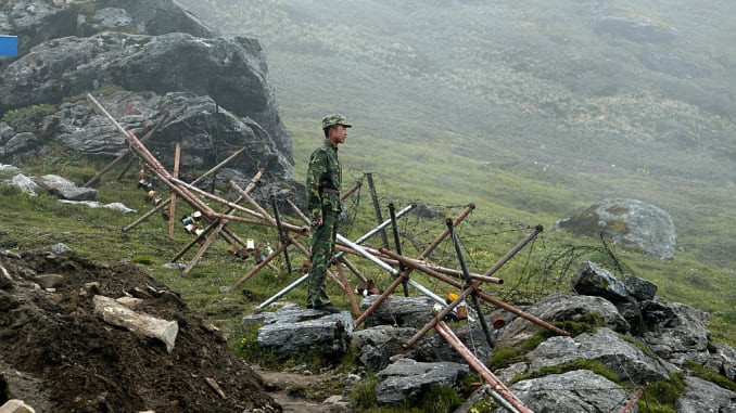 Không ít lần, lính biên phòng Trung Quốc và lính biên phòng Ấn Độ đã xảy ra va chạm với nhau. Tuy nhiên các hành vi này hầu hết chỉ là va chạm bằng tay chân, xô đẩy, ném đá vào nhau và chưa có dấu hiệu sử dụng vũ khí nóng cũng như chưa có ai thiệt mạng. Nguồn ảnh: Sinonews.