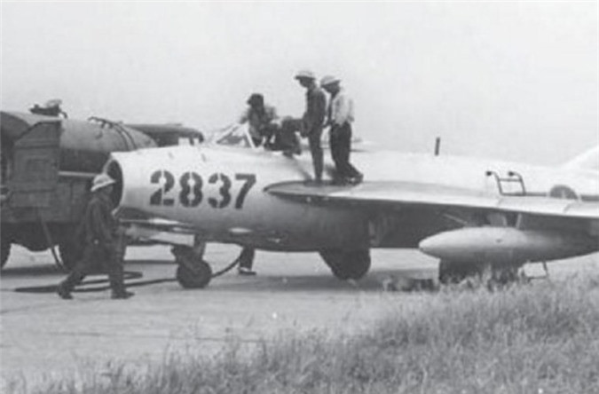 Thêm vào đó, những phiên bản F-4 Phantom II ban đầu được Mỹ sử dụng ở Việt Nam đều hơi... hiện đại quá. Hiện đại đến mức chúng không có súng hay pháo mà chỉ có tên lửa. Việc tiếp cận ở cự ly gần sẽ gần như khiến hệ thống tên lửa của F-4 Phantom II bất lực hoàn toàn, không thể khoá được mục tiêu. Nguồn ảnh: TL.