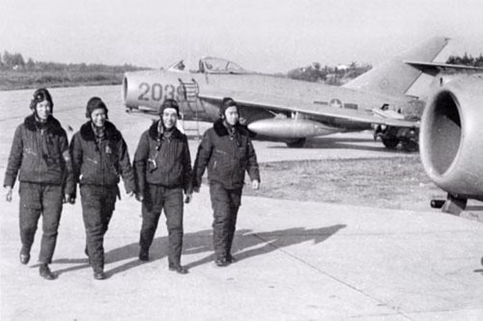 Bằng chứng là trong số các phi công ACE (Át Chủ Bài) của Việt Nam có một số lượng không nhỏ các phi công giành được thành tích này nhờ việc điều khiển tiêm kích MiG-17. Đặc biệt, không quân Việt Nam cũng là lực lượng duy nhất trên thế giới có thành tích ACE nhờ chiến đấu cơ MiG-17. Nguồn ảnh: TL.