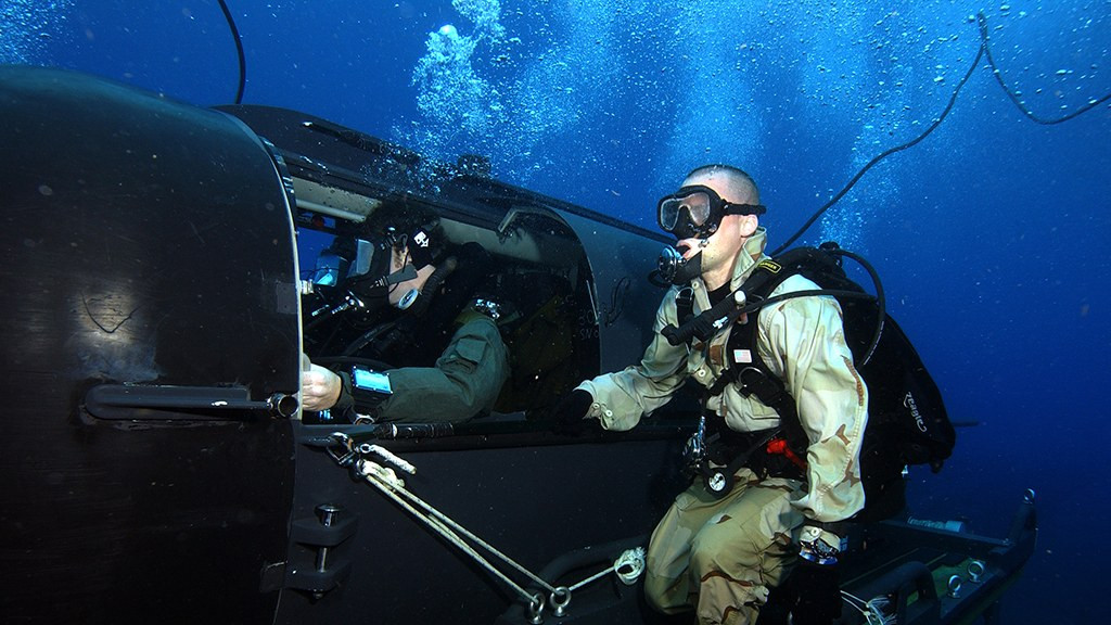 Do dó thiết kế tối giản, đặc nhiệm hải quân vẫn sẽ phải đeo bình khí nén, mặc đồ lặn khi di chuyển với loại tàu ngầm mui trần này. Nguồn ảnh: BI.