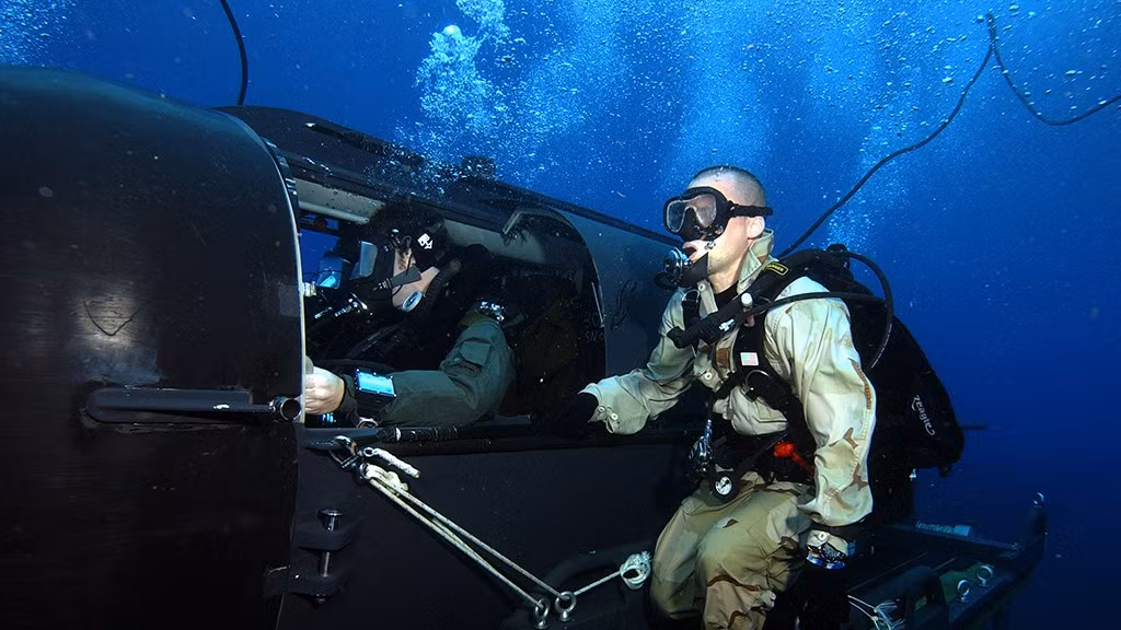 Do dó thiết kế tối giản, đặc nhiệm hải quân vẫn sẽ phải đeo bình khí nén, mặc đồ lặn khi di chuyển với loại tàu ngầm mui trần này. Nguồn ảnh: BI.