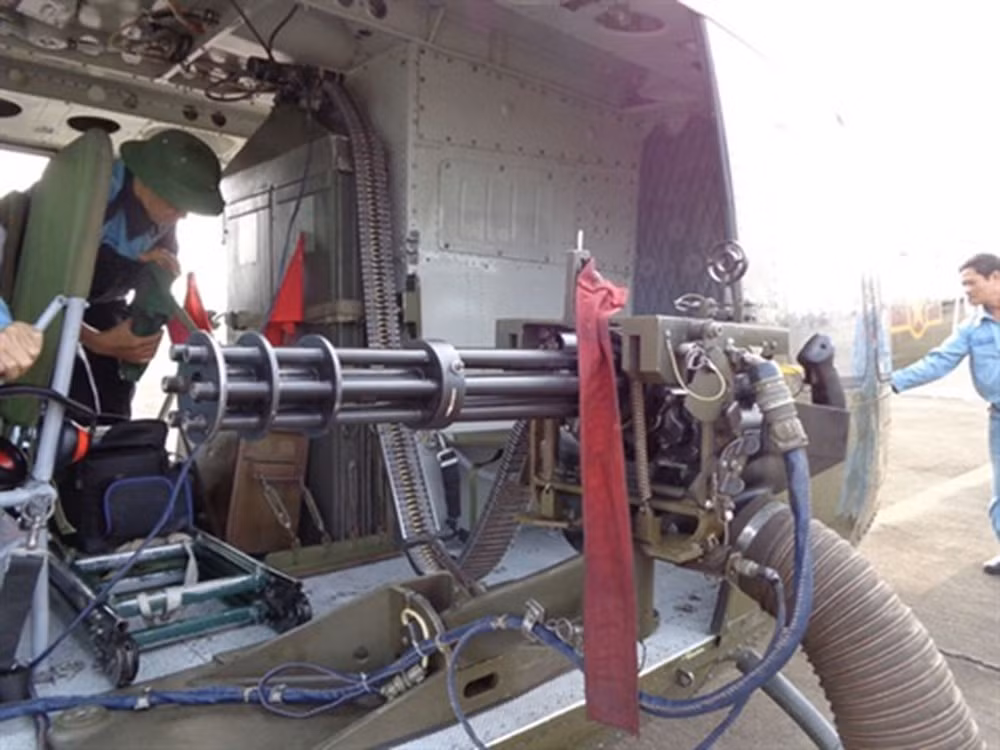 M134 Minigun là khẩu súng máy mang đậm phong cách Mỹ. Khẩu súng này có tốc độ bắn cực cao - phù hợp với lối đánh "xả đạn" được Mỹ sử dụng trên khắp thế giới. Nguồn ảnh: Pinterest.