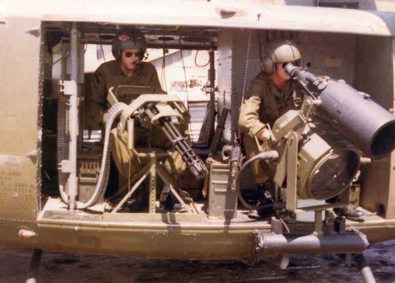 Thay vào đó, khẩu M134 sử dụng cơ chế nạp đạn bằng điện. Vậy nên, súng chỉ có thể sử dụng trên các phương tiện cơ giới có sẵn đường điện, không thể sử dụng bởi cá nhân vì quá cồng kềnh và phải... mang theo ắc-quy. Nguồn ảnh: Pinterest.