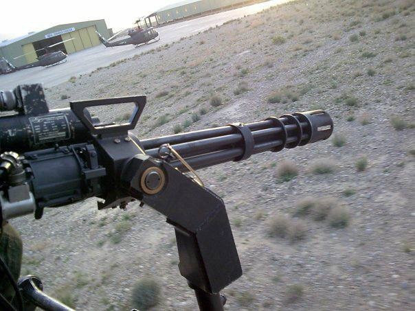 Súng có tốc độ bắn cực nhanh, lên tới 100 viên mỗi giây hay 6000 viên mỗi phút. Sở dĩ tốc độ của Minigun M134 nhanh tới như vậy là do khẩu súng máy này có tới 6 nòng súng, khi khai hoả nòng súng sẽ xoay liên tục để nhả đạn. Nguồn ảnh: Pinterest.