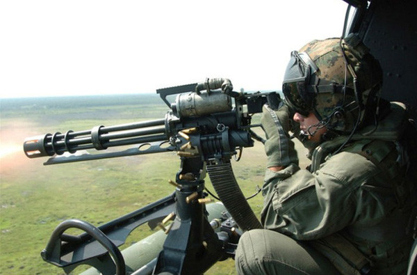 Ngoài khả năng triệt hạ bộ binh, súng máy M134 còn có thể tấn công bất cứ loại phương tiện nào chỉ bằng một loạt đạn ngắn. Tầm bắn của M134 tối đa lên tới 2000 mét, giúp nó có thể dễ dàng hạ gục các máy bay tầm thấp của đối phương chỉ với một cái nhấp cò. Nguồn ảnh: Pinterest.