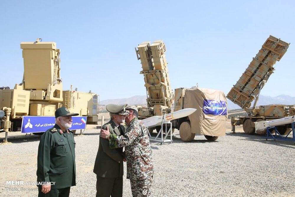 Nhiều chuyên gia quân sự quốc tế đánh giá, do các lệnh cấm vận từ Mỹ và phương Tây, Iran đang nỗ lực phát triển nhiều dòng vũ khí nội địa có tính năng gần tương đương với sản phẩm nhập khẩu.