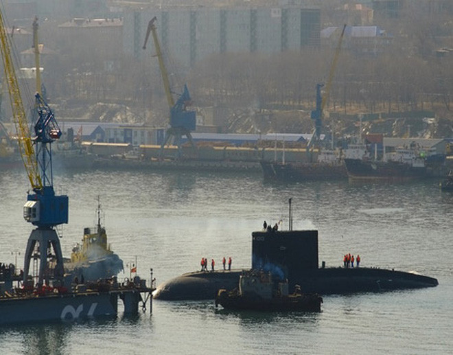 Với các tàu ngầm Kilo mà Việt Nam đang sở hữu cũng như mọi loại tàu ngầm khác, thiết kế của tàu luôn được tối ưu hoá cho việc di chuyển ở dưới mặt nước - nghĩa là khi lặn. Nguồn ảnh: TASS.